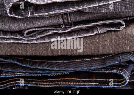 Ein Haufen von dunkle jeans Stockfoto