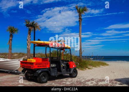 Einen Ozean Rettung Dune Buggy griffbereit neben dem amerikanischen Roten Kreuz ehrenamtlich Bahnhof,, Jacksonville Beach, Florida. Stockfoto