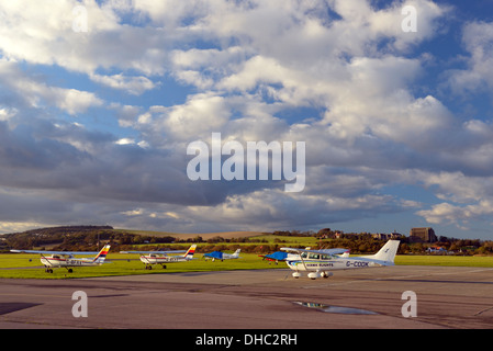 Der Flugplatz Flughafen Shoreham mit Lancing College Kapelle in Hintergrund, West Sussex, Großbritannien Stockfoto