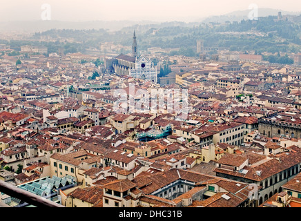 Florenz-Panoramablick und die Basilica di Santa Croce in der Ferne von den Campanile. Florenz, Italien Stockfoto