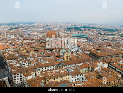 Florenz-Panoramablick und die Basilica di San Lorenzo in der Ferne von den Campanile. Florenz, Italien Stockfoto