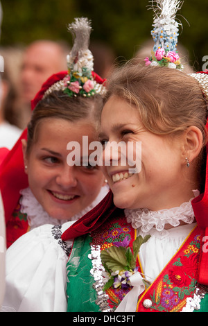 Menschen, Frauen in mährischen Volkstrachten auf einer Pilgerreise nach Zarosice, Südmähren, Tschechien, Europa Stockfoto