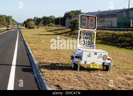 Polizei-Geschwindigkeit-Warnschild auf einem Anhänger Davenport, Florida gegründet. USA. 6. November 2013 Stockfoto