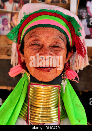 Bergstämme in Thailand – eine ältere Long Neck Karen Woman (Mae Hong Son) Stockfoto