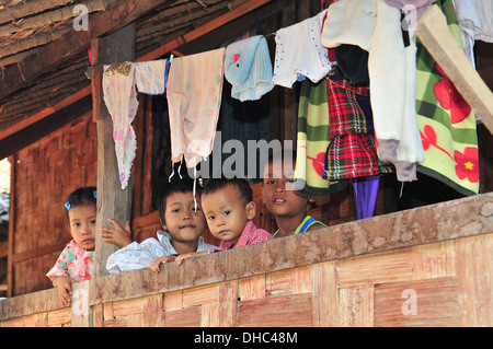 Langer Hals Stammes-Kinder (Mae Hong Son, Thailand) Stockfoto
