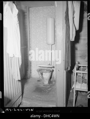 Toilette im Unternehmen besaß Haus. H. C. Frick Coke Company, nationale 5E3 Mine, Muse, Washington County, Pennsylvania. 540329 Stockfoto