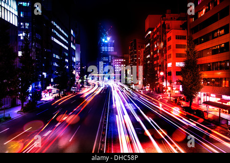 Nacht Schuss von Tokio zeigen leichte Unschärfe und Gebäude Stockfoto