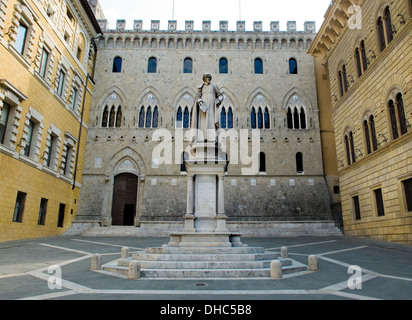 Denkmal für Sallustio Bandini und Palazzo Spannocchi in Piazza Salimbeni. Siena, Italien Stockfoto