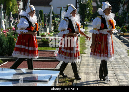 Frauen auf dem Friedhof in Volkstrachten Blatnice Pod Svatym Antoninkem, Süd-Mähren, Tschechische Republik, Europa Stockfoto