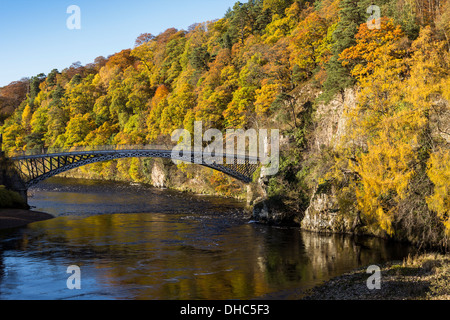 THOMAS TELFORDS BRÜCKE BEI CRAIGELLACHIE SPEYSIDE SCHOTTLAND AN EINEM HERBSTTAG Stockfoto