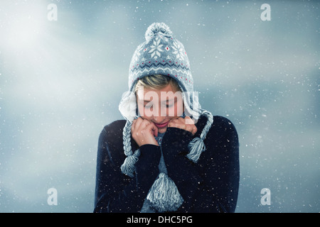 junge nette Frau Gefrieren im Schneesturm Stockfoto