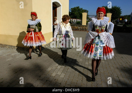 Frauen in Trachten verlassen die Kirche Blatnice Pod Svatým Antonínkem, Süd-Mähren, Tschechische Republik, Europa Stockfoto