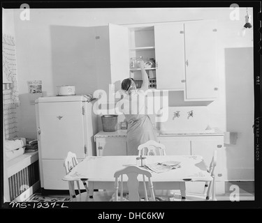 Frau Irene Shelton deren Mann im Juli 1946 in Küche ihrer sechs Zimmer und Bad in Grubenunglück getötet wurde... 540746 Stockfoto