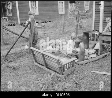 Bergleute in ihrem Vorgarten spielende Kinder. Rabe Rote Asche Coal Company, Nr. 2 Mine, Raven, Tazewell County, Virginia. 541113 Stockfoto