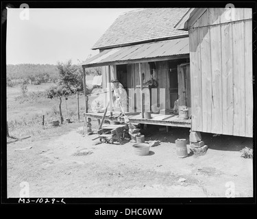 Frau Luther Nixon, Frau Bergmann, fegt die hintere Veranda ihres Bauernhauses. Herr Nixon arbeitet an Paul Reese Coal Company... 540655 Stockfoto