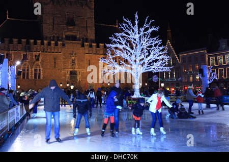 Geschwenkte Kamera Wirkung auf den Menschen Eislaufen auf der Kunsteisbahn von Weihnachten, Brügge, West-Flandern, flämische Region von Belgien. Stockfoto