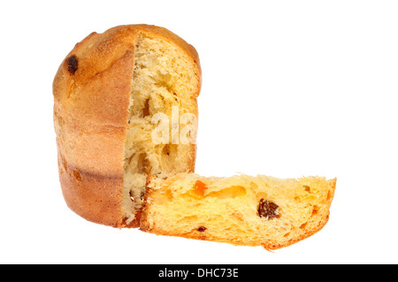 Panettone mit einer Scheibe ausschneiden, isoliert gegen weiß Stockfoto