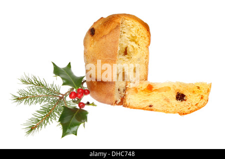 Panattone mit Holly und Tannennadeln isoliert gegen weiß Stockfoto