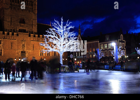 Geschwenkte Kamera Wirkung auf den Menschen Eislaufen auf der Kunsteisbahn von Weihnachten, Brügge, West-Flandern, flämische Region von Belgien. Stockfoto