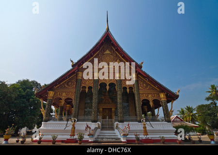 Horizontalen Blick auf die Vorderseite eines buddhistischen Tempels in Wat, in Luang Prabang an einem sonnigen Tag. Stockfoto