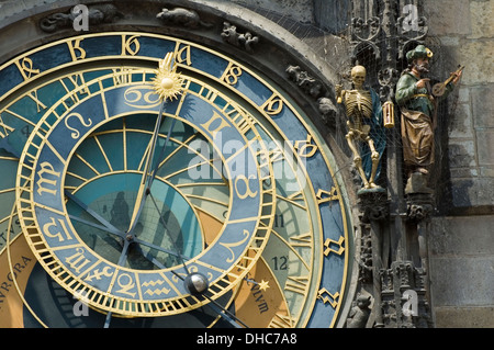 Orloj - Prag Astronomische Uhr an der Wand des Rathauses Stockfoto