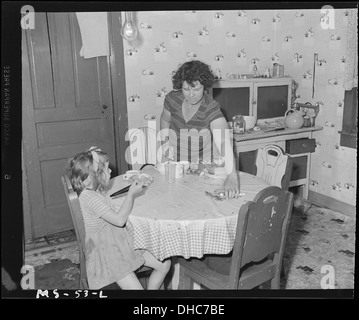 Mrs William Simpson, Frau Bergmann, Reinigung Tisch in der Küche des Hauses 5E43 der Firma Wohnprojekt. Louise Coal... 540245 Stockfoto