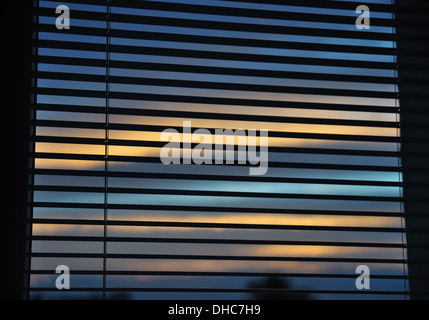 Horizontal-Jalousien auf die Fenster und in der Abenddämmerung hinter Stockfoto