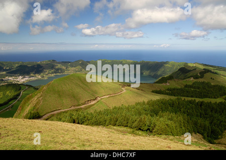 Caldera mit Lagoa Azul und Lagoa Verde, Sete Ciades, Insel Sao Miguel, Azoren, Portugal, von einem Aussichtspunkt im Osten gesehen Stockfoto