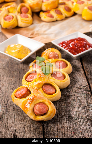 Wenig gegrillte Würstchen in den Teig. Selektiven Fokus auf Würstchen in der Mitte Stockfoto