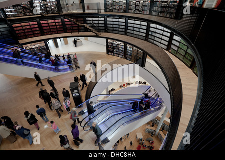 Innenansicht der Bibliothek von Birmingham, UK eröffnete kürzlich in 2013. Stockfoto