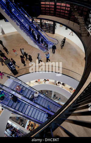 Innenansicht der Bibliothek von Birmingham, UK eröffnete kürzlich in 2013. Stockfoto