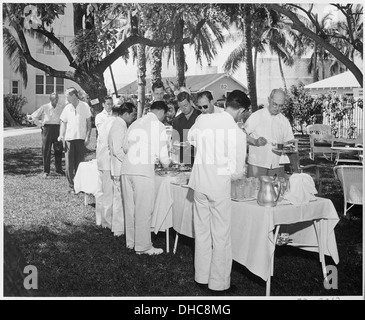 Foto von Mitgliedern der Präsident Trumans Partei selbst während ein Picknick im Garten dienen der... 200533 Stockfoto