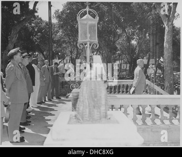 Dieses Foto zeigt Präsident Harry S. Truman, der eine Rede in Christiansted, St. Croix auf den amerikanischen Jungferninseln hält. Die Rede spiegelt Trumans Engagement für die Territorien und seine Führung während der Nachkriegszeit wider. Stockfoto