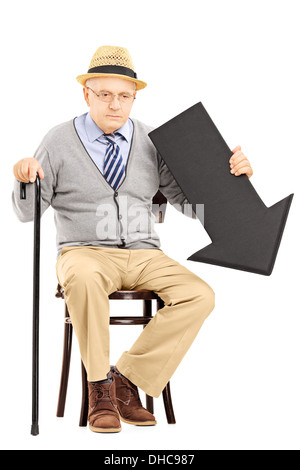 Traurig senior Mann sitzt auf einer Holzbank mit großen schwarzen Pfeil nach unten Stockfoto