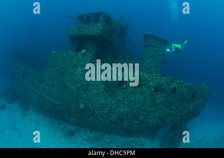 Eine Taucher untersucht ein Wrack in der Nähe von Rabaul, Papua-Neuguinea Stockfoto