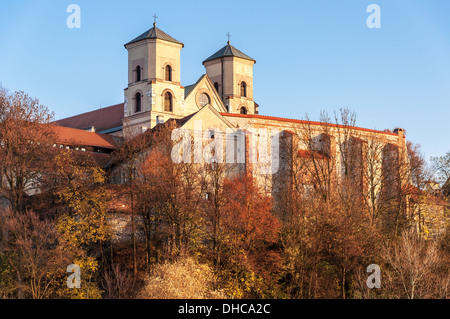 Benediktinerkloster und Sankt Peter und Paul Kirche in Tyniec in der Nähe von Krakau, Polen, im Herbst bei Sonnenuntergang Stockfoto