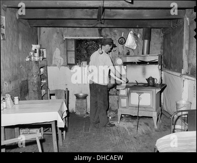 Ray Boggess, ein Bergmann, bauen ein Feuer in seinem Haus in Unternehmen Wohnprojekt. Diesen einen Raum, umgebauten Garage, mieten... 540945 Stockfoto