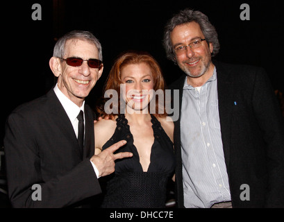 Richard Belzer besucht Jessica Phillips und Warren Leight backstage bei Broadway musical "Leap Of Faith" am St. James Theatre New Stockfoto