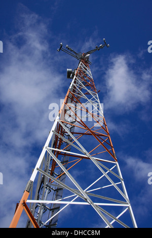 Fernmeldeturm gegen blauen Himmel Stockfoto