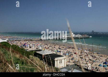 Blick von Bournemouth Strand und Pier Klippe. Menschen am Strand. Stockfoto