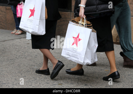 Einkaufen von Macy's in New York City Stockfoto