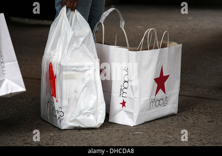 Einkaufen von Macy's in New York City Stockfoto