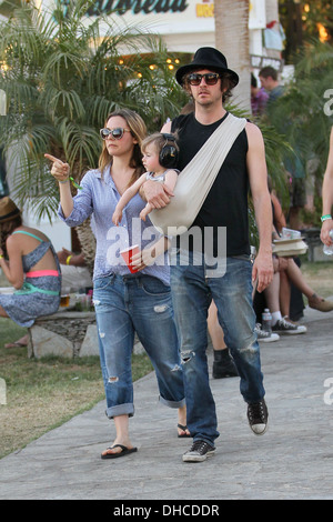 Alicia Silverstone Mann Christopher Jarecki und ihren Sohn tragen Blu Prominenten auf 2012 Coachella Valley Music and Arts Stockfoto