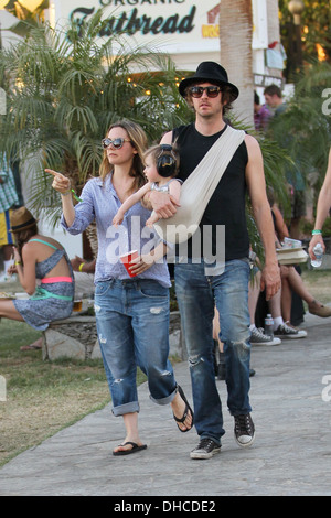 Alicia Silverstone Mann Christopher Jarecki und ihren Sohn tragen Blu Prominenten auf 2012 Coachella Valley Music and Arts Stockfoto