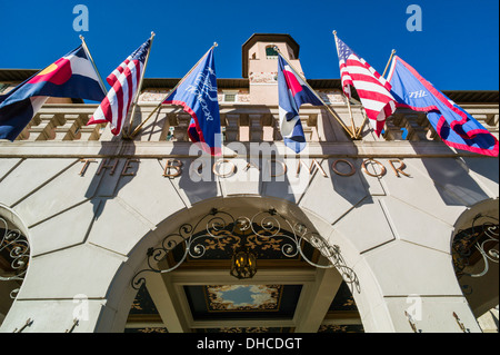 Bunte Fahnen hängen bei The Broadmoor, historische Luxus-Hotel und Resort, Colorado Springs, Colorado, USA Stockfoto