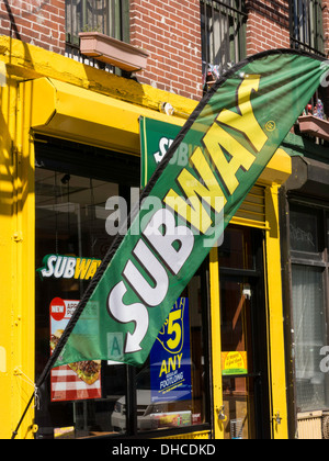 U-Bahn Fast-Food Restaurant Exterieur und Werbebanner, NYC Stockfoto