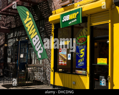 U-Bahn Fast-Food Restaurant Exterieur und Werbebanner, NYC Stockfoto