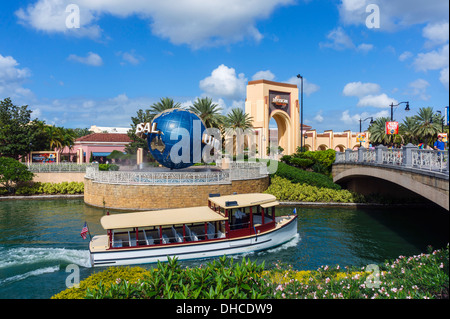 Boot am See vor Globus am t-Eingang zu den Universal Studios, Universal Orlando Resort, Orlando, Zentral-Florida, USA Stockfoto