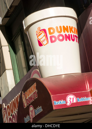 Dunkin Donuts Kaffeehaus Restaurant, vor dem Eingang außen, NYC Stockfoto