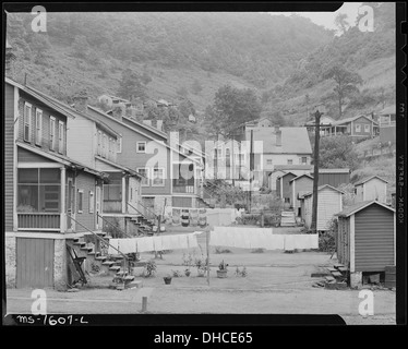 Typische Hinterhöfe von Arbeitern in Gary Mines, West Virginia, sind dargestellt. Diese Hinterhöfe gehören Familien, die für die U.S. Coal and Coke Company arbeiten und spiegeln den Lebensstil der Bergbaugemeinde wider. Stockfoto